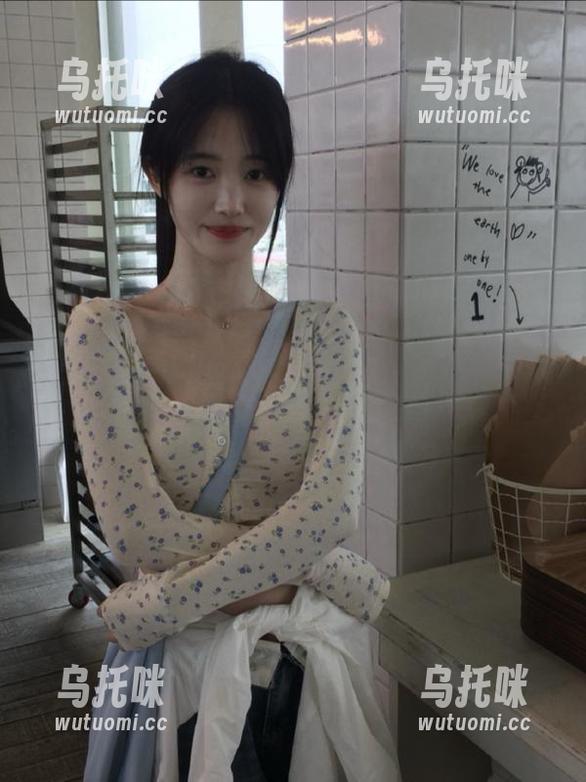 cg51 假装不看“cg51.me”分享,但又忍不住点进去,一言难尽的翻滚食欲……