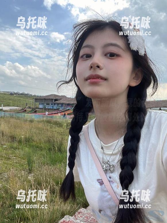 每当“hlw”发布新瓜，我的无聊瞬间被点燃，期待又怕被戳到痛处。