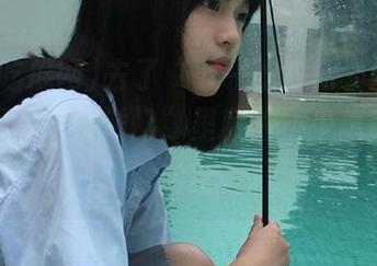 去了“五一吃瓜网”的网页版，果然“传送门”里藏着不少离奇八卦，哈哈。